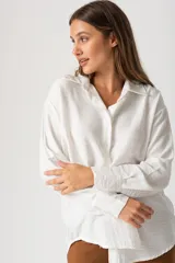 Camisa blanca de viscosa y nylon, de corte clásico y mangas largas.