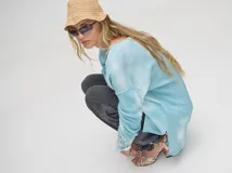 Sweater de tejido de punto con diseño holgado y largo, de manga larga con puños acanalados y aberturas laterales. Presenta un acabado con efecto desteñido.