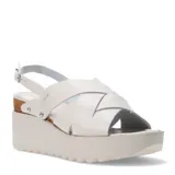 Sandalias de cuero color blanco hueso con diseño de tiras cruzadas en el empeine, cierre con hebilla ajustable en el tobillo y plataforma dentada de estilo casual.