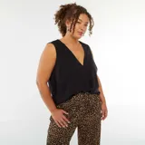 Blusa negra sin mangas con escote en V cruzado.