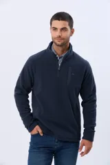 Buzo de polar azul con cuello alto y cierre frontal parcial. Presenta un bolsillo vertical con cierre en el pecho y bolsillos laterales, ideal para abrigo en climas fríos.