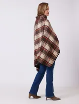 Capa de tejido cuadrille con diseño de cuadros en tonos marrón, beige y naranja. Presenta un cierre frontal con botón tipo trenca y bordes con ribete negro.