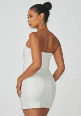 Vestido corto strapless cubierto de lentejuelas plateadas brillantes, con ajuste entallado y diseño minimalista.