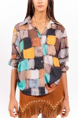 Camisa de manga larga con estampado abstracto multicolor y cierre frontal con botones.