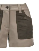 Short color beige con bolsillos frontales de gamuza color verde oscuro. Cuenta con cierre frontal con botón y trabillas para cinturón.