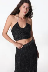 Top corto de tejido de punto color crudo con rayas horizontales marrones, escote halter y espalda descubierta.