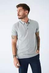 Polo tejida azul marino de manga corta con logo bordado y corte regular.