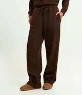 Pantalón recto de mujer confeccionado en una mezcla de algodón y poliéster con interior de felpa. Presenta cintura elástica con cordón ajustable y un corte holgado de pierna recta.