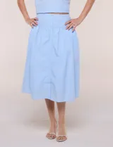 Falda midi abotonada de textura gofrada y diseño a rayas. Presenta cintura ancha entallada, abotonadura frontal completa, corte con frunce para mayor amplitud y bolsillos laterales funcionales. Cuenta con forro interno.