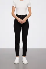 Pantalon jean de corte skinny y tiro medio, en color negro liso.