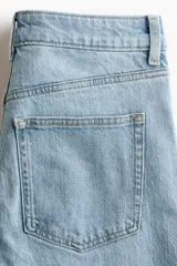 Jean de cinco bolsillos en denim de algodón con diseño de tiro alto y piernas amplias de corte holgado.