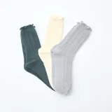 Pack de tres pares de medias de tejido acanalado con detalle de volantes en el borde superior. Incluye colores verde oscuro, crema y gris.