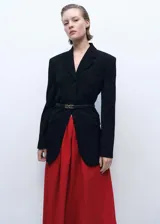 Falda larga de corte recto en color rojo, con cintura elástica fruncida y bolsillos laterales. Cuenta con forro interior.