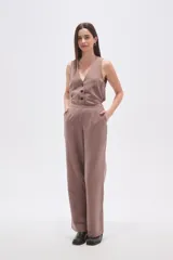 Pantalon de corte recto y tiro medio, confeccionado en viscosa de color marrón.