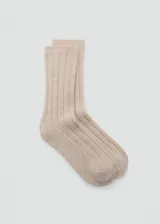 Calcetines de punto acanalado en color beige, con diseño clásico y textura suave.