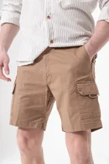 Bermuda color marrón claro de gabardina, corte recto, con bolsillos laterales y traseros.