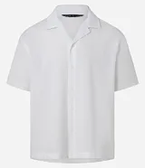 Camisa de corte boxy fit, color blanco, con cuello bowling, cierre frontal con botones y manga corta. Confeccionada en tejido de algodón con textura jacquard.
