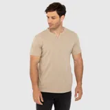 Remera Henley de manga corta en color beige, con efecto melange y escote en V con botones pequeños.