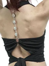 Top negro de corte ajustado con escote drapeado y diseño frontal de alas realizado en strass. Presenta un diseño sin mangas con tirantes finos.