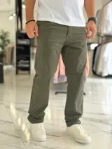 Pantalón de gabardina de corte chino en color azul marino, de diseño clásico y versátil.
