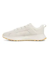 Championes Under Armour modelo Street Mirage, de diseño urbano en color crema. Presentan una parte superior de malla transpirable con superposiciones de gamuza, entresuela de EVA acolchada y suela de goma dentada en color caramelo.