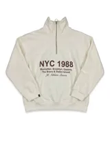 Buzo de algodón color marrón chocolate, con cuello alto y cierre frontal parcial. Presenta un estampado gráfico en el pecho con la inscripción 'NYC 1988' y detalles de texto en color blanco.
