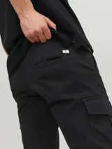 Pantalón cargo negro con cierre de cremallera, corte recto y bolsillos laterales con fuelle.