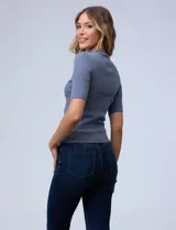 Buzo Philosophy de tejido acanalado color borgoña, con cuello alto y mangas cortas.