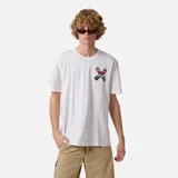 Remera blanca de algodón orgánico con cuello redondo y manga corta. Presenta un estampado en el pecho con una cruz formada por dos tablas de surf en tonos rojo, azul y negro.