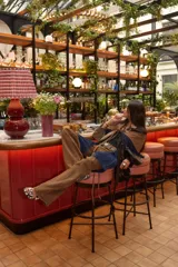 Pantalón de jean color óxido chocolate, de corte recto y tiro medio, con diseño de cinco bolsillos y botón metálico.