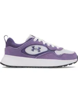 Championes Under Armour modelo Mirage Sport, con diseño de inspiración retro. Presentan una combinación de malla transpirable con superposiciones de gamuza y cuero en tonos violeta y blanco. Incluyen entresuela de EVA para amortiguación y suela de goma resistente.