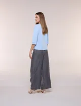 Buzo de calce relajado color negro, confeccionado en modal con cuello redondo clásico, mangas tres cuartos de hombros caídos con puño y ruedo recto.