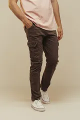 Pantalon cargo color marrón, de corte ajustado, con bolsillos laterales con solapa y cierre frontal.
