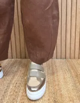 Pantalón de lino color marrón con corte barrel, tiro medio, cintura elástica con cordón de ajuste y bolsillos laterales.
