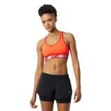 Top deportivo New Balance color naranja con contorno rojo y banda inferior elástica con logo de la marca.