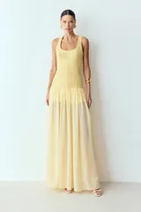 Vestido largo blanco con cuerpo estructurado de algodón compacto, falda fluida de gasa, tirantes anchos y escote cuadrado.