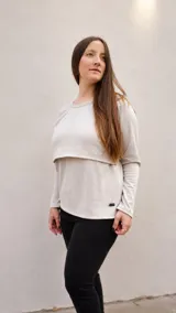Remera o sweater fino de manga larga en color beige, con diseño especial para embarazo y lactancia que incluye una apertura horizontal.