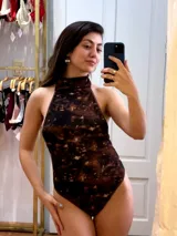 Body reversible de cuello alto y espalda descubierta, confeccionado con tejido de lycra elastizada de calce entallado, con un estampado abstracto en tonos oscuros y marrones.