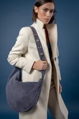 Tapado de corte sastre con diseño de espiga en tonos blanco y negro. Cuenta con solapas clásicas, cierre frontal de un botón y bolsillos laterales.