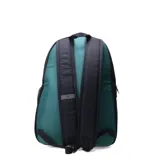 Mochila Puma Phase con diseño color block en tres tonos: azul marino en la parte superior, beige en el medio y verde oscuro en el bolsillo frontal. Presenta el logo grande de Puma en blanco en el bolsillo inferior.