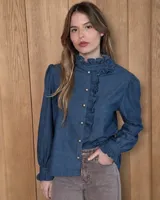 Camisa de manga larga con estampado de cuadros en tonos marrones y azules. Presenta cuello alto con volados, cierre frontal con botones y puños con volados.