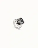 Anillo plateado con un cristal facetado rectangular de color azul oscuro. El diseño está inspirado en un clavo.
