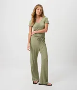 Pijama largo de dos piezas color verde oliva con estampado a rayas. Incluye una remera de manga corta con escote en V y fruncido en el centro del busto, y un pantalón de corte recto con cintura elástica y cordón ajustable.