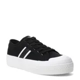 Championes de lona negros con plataforma blanca y dos tiras blancas en el lateral.