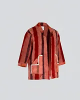 Camisaco oversized confeccionado en algodón-lino liviano, con rayas teñidas a mano. Tiene manga larga, cuello camisero, largo medio y fit amplio.