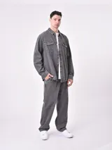 Sobrecamisa de jean celeste con dos bolsillos frontales con solapa y cierre con botones.