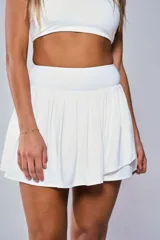 Minifalda blanca tableada con short interno.