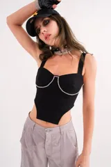 Top negro con escote corazón y breteles anchos, con detalle de strass en el contorno del busto.