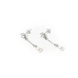 Par de aros colgantes plateados con cierre de tuerca, con un dije de circonita cúbica y una perla colgante.