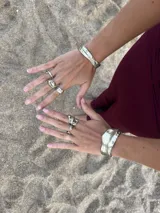 Esclava rígida de diseño artesanal con textura irregular y acabado metálico, ideal para uso diario.